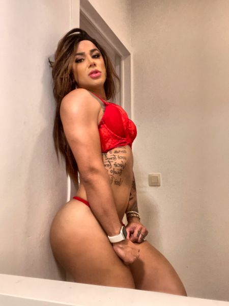 Hello, my name is Sandy, a hot brunette that will make you delirious... A beautiful and slender naughty brunette for all men with good taste and selective. With a beautiful sensual body, with a tasty and juicy cock to thrill you at full steam, totall
