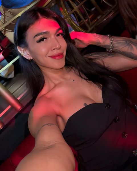 Hola amores, me llamo Andrea estoy de vuelta más linda y renovada me considero muy dulce, traviesa, implicada, complaciente y con mucho cariño para dar. Estoy segura que disfrutarás de nuestro encuentro. Mis manos y mi dulce boca te trasportarán a un mundo de placer infinito, descubrirás que los límites del sexo son mucho más amplios de lo que hasta ahora has imaginado.
Estaré encantada de estar contigo y saciarte de goce al máximo, hasta que quedes extenuado.Disfrutarás del mejor sexo oral profundo y suave que puedas tener en tu vida. Totalmente activa y pasiva.
