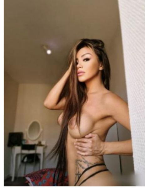 Salut, je suis la fille latine du Pérou. Désireux de vous plaire avec beaucoup d'affection et sans hâte. Mon service est un traitement de couple avec des bisous et des câlins passionnés, l'oral est naturel et la pénétration se fait avec un préservatif. votre temps est respecté autant de fois que vous le souhaitez sans hâte. Toutes les poses de style film porno avec la succion jusqu'à la fin. J'ai un corps voluptueux, une peau douce et j'ai très chaud au moment des rapports sexuels. Appelez-moi et vous verrez à quel point nous le dépenserons. Il me considérait comme une fille douce, passionnée, excitante et morbide avec beaucoup de séduction sexuelle. Viens profiter de mon cul et de mes seins riches pour que tu puisses en profiter au maximum.