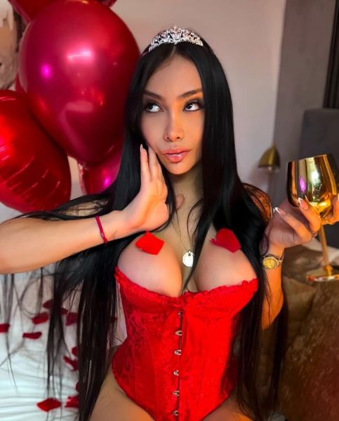 Hey guys I’m here to make your fantasy with a young girl femenine and beautiful Queen Latina for your pleasures


