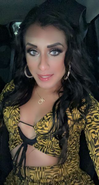 Sexy latina Karla caliente y dispuesta a serte disfrutar 